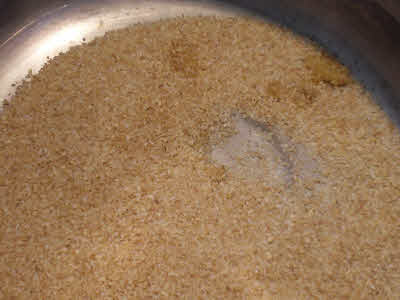 दलिये को चौथाई छोटी चम्मच तेल में हल्का हल्का भून लें।