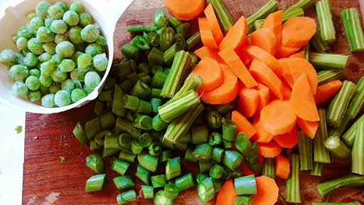 प्याज़, गाजर, बीन्स और सहजन की फली को मोटा मोटा काट लें। 