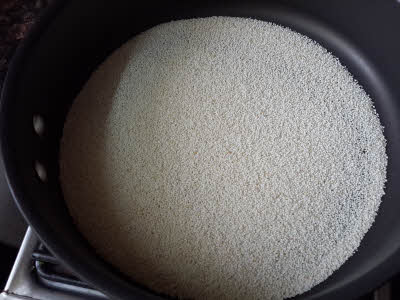 सामक के चावल को एक पैन में हल्के हल्के भून लें