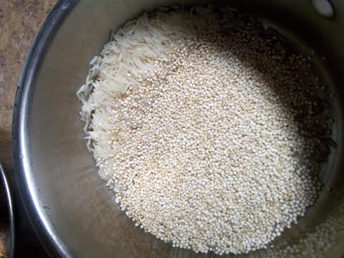 चावल और क्विनोआ धो कर एक भगोने में डालें