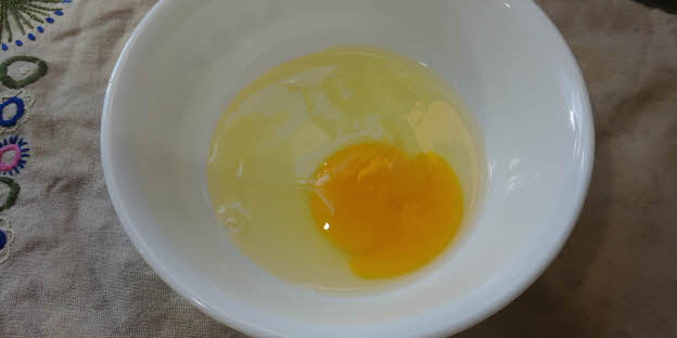 अंडे को एक चौड़े बर्तन में तोड़ लें। 