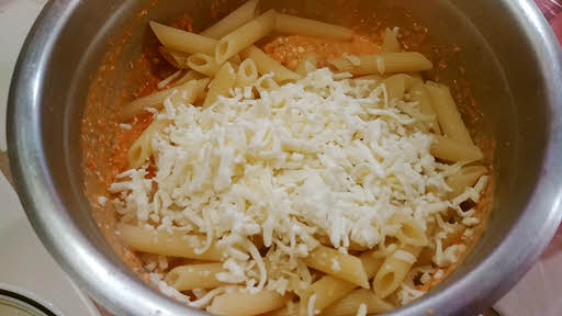 पास्ता को सॉस में मोज़ेरेला चीज़ के साथ मिला लें