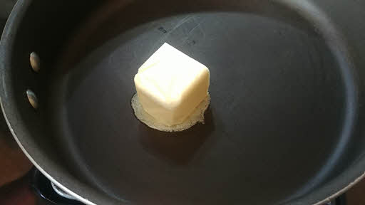 मक्खन गरम कर के पिघला लें